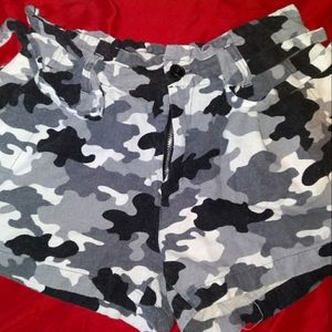 BeBop Camo Tie Shorts, Size Medium